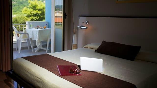 Classic Double or Twin Room, Partial Sea View