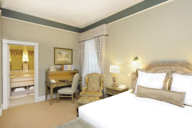 Premium Suite, 1 King Bed with Sofa bed