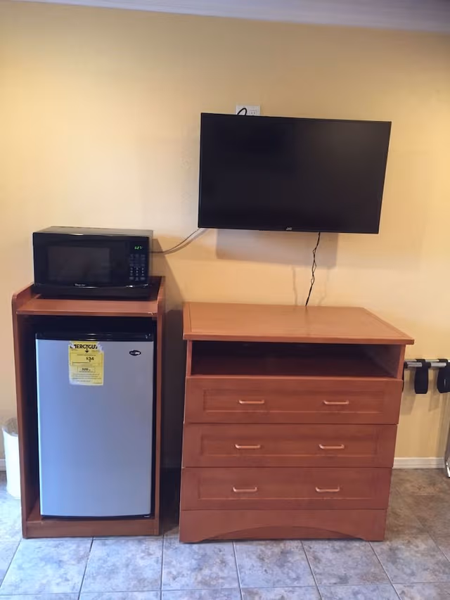 Deluxe Room, 1 King Bed with Microwave and Refrigerator