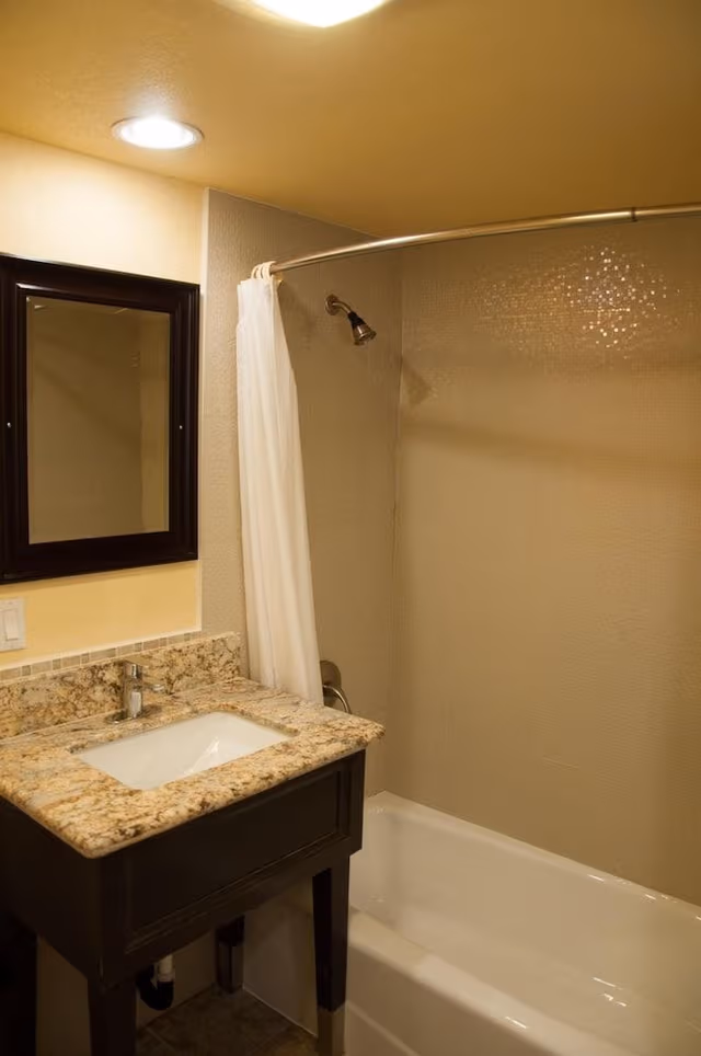 Deluxe Room, 1 King Bed with Microwave and Refrigerator