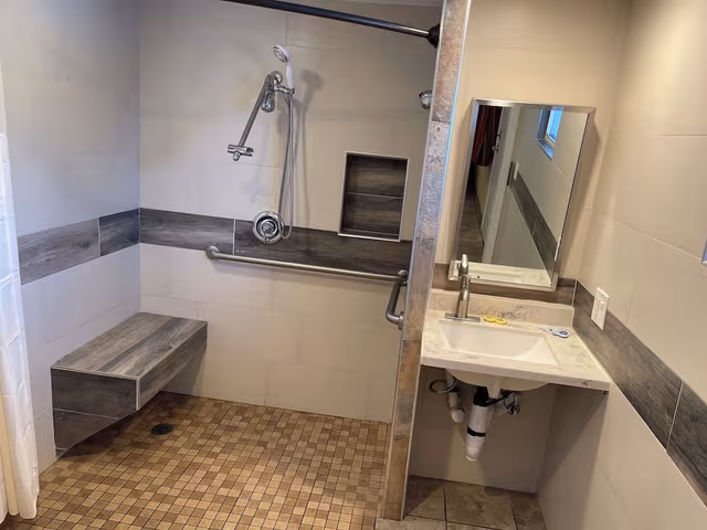 Deluxe Room, 1 King Bed, Accessible