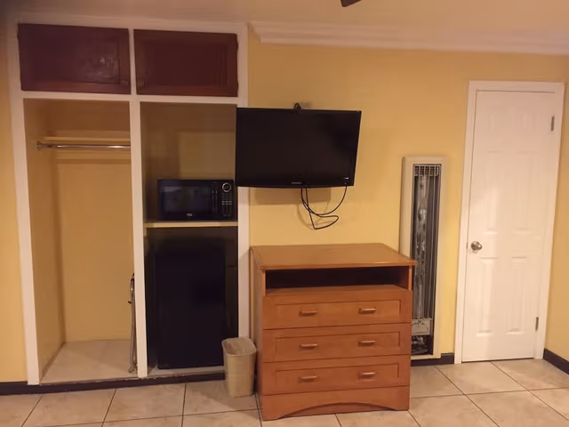 Deluxe Room, 1 King Bed with Microwave and Refrigerator