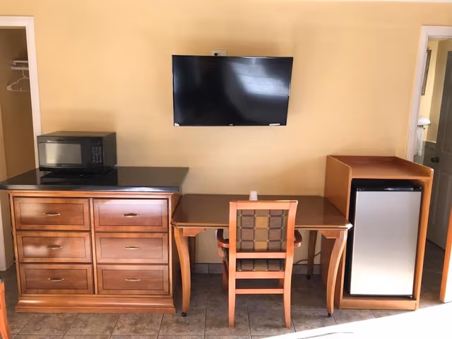 Deluxe Room, 1 King Bed with Microwave and Refrigerator