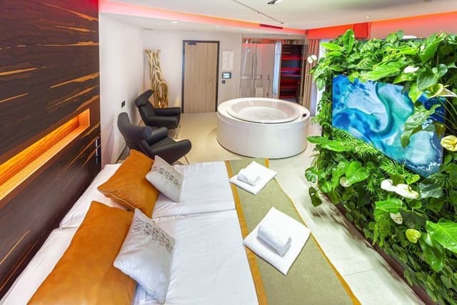 Romantic Suite, 1 King Bed, Jetted Tub