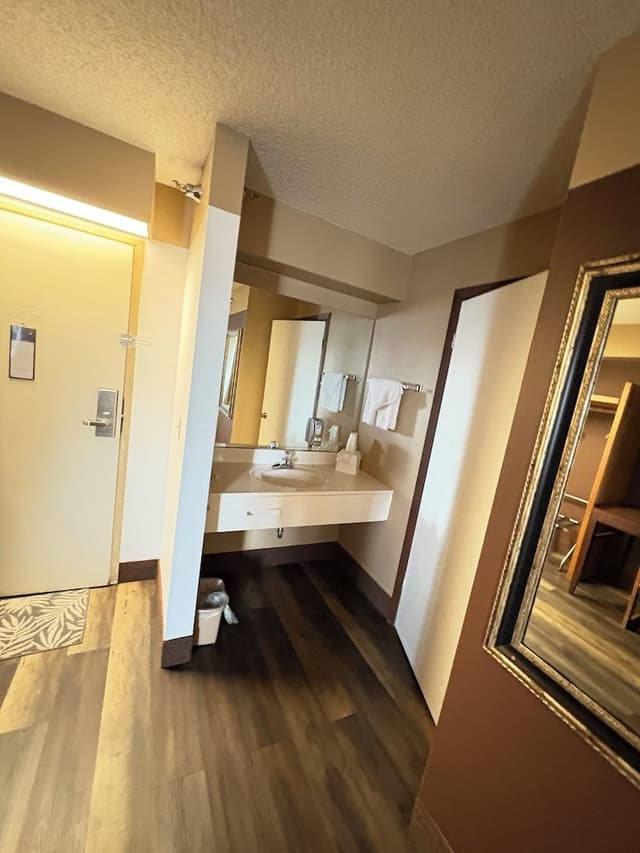 Suite, 1 Queen Bed, Non Smoking (Swift Current)