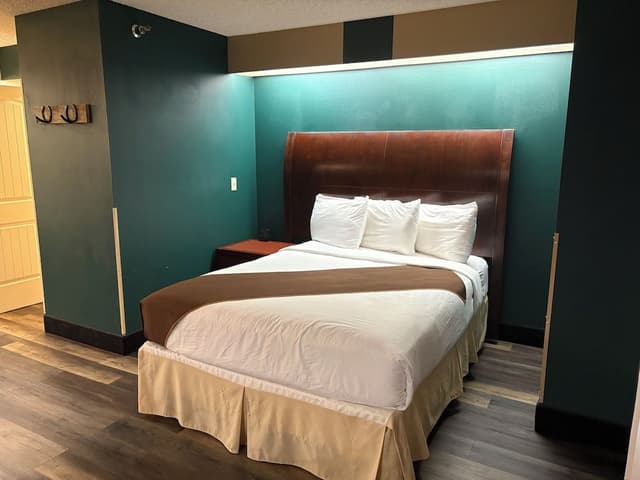 Suite, 1 Queen Bed, Non Smoking (Mt. Grinnell)
