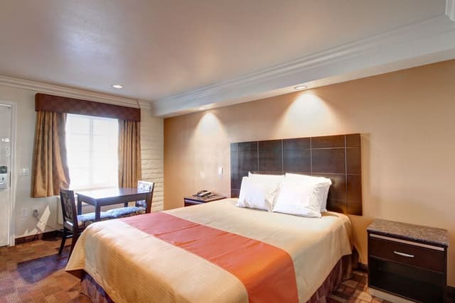 Suite, 1 King Bed, Jetted Tub