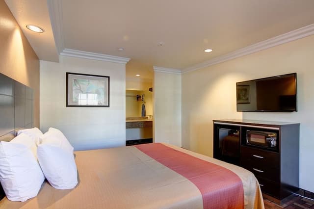 Deluxe Room, 1 King Bed, Non-Smoking