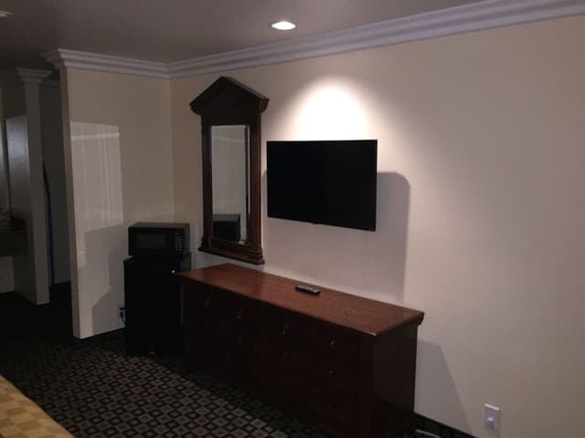 Standard Room, 1 King Bed, Smoking (Non-Smoking and Smoking Available)