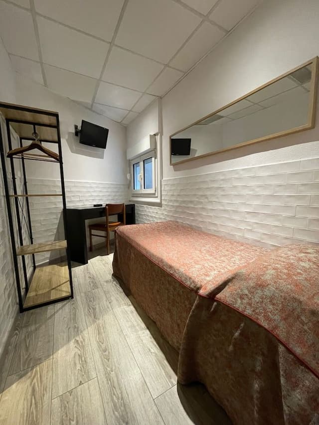 Room (Chambre petite)