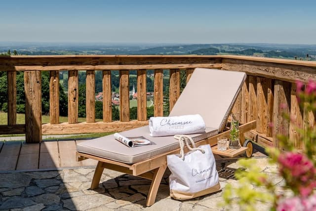 Panoramic Chalet, 2 Bedrooms, Hot Tub, Lake View