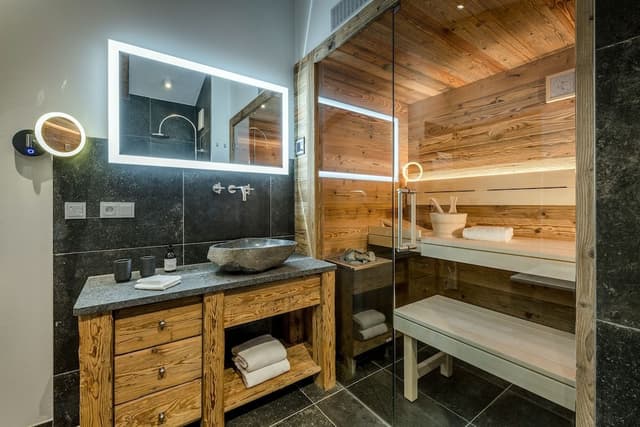 Panoramic Chalet, 2 Bedrooms, Hot Tub, Lake View