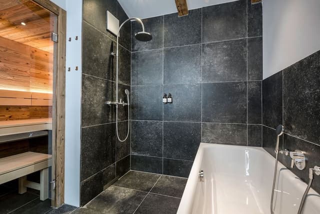 Panoramic Chalet, 2 Bedrooms, Hot Tub, Lake View
