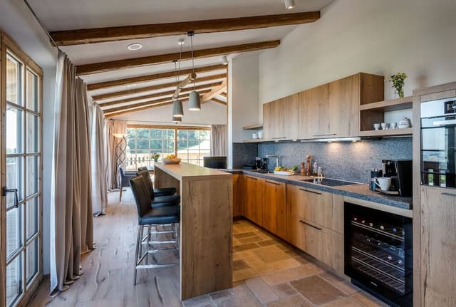 Panoramic Chalet, 2 Bedrooms, Hot Tub, Lake View