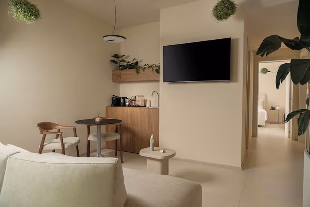 Suite, 1 King Bed, Garden View