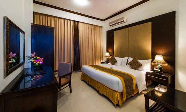 One-Bedroom Suite with Living Room