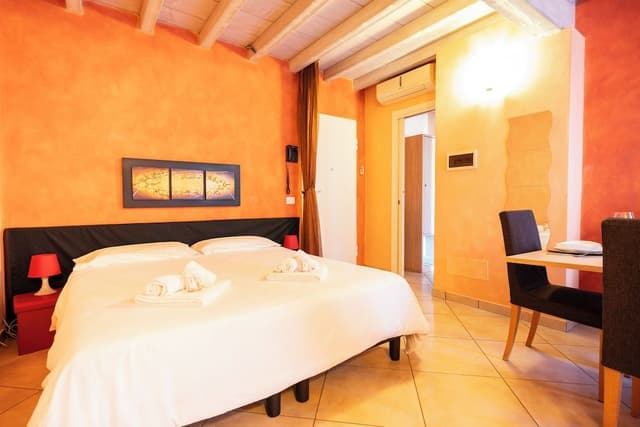 Comfort Room, Courtyard View