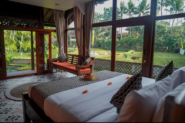 Deluxe Suite, Kitchen, Pool View