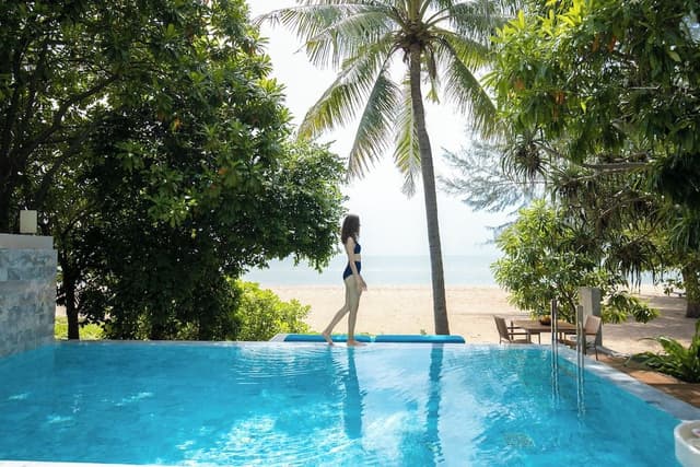 1-Bedroom Beachfront Pool Villa