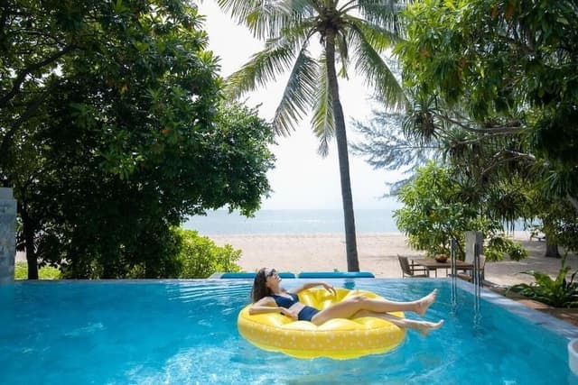 1-Bedroom Beachfront Pool Villa