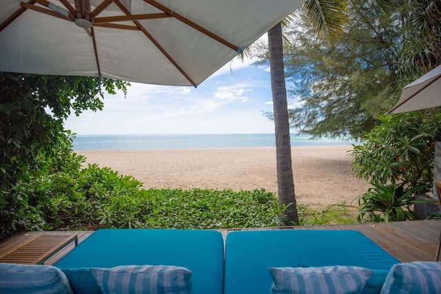 1-Bedroom Beachfront Pool Villa