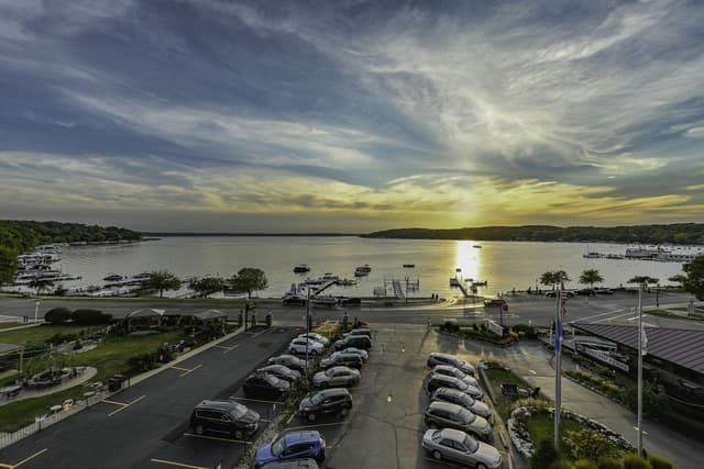 1 King Bed Lakeview - Accessible - Balcony 5th floor
