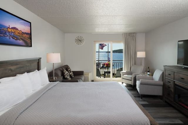 1 King Bed Lakeview - Upper Floor - Balcony 3rd - 5th Floor with unobstructed View , pullout sofa