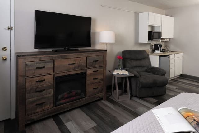 1 King Bed Lakeview - Accessible - Balcony 5th floor