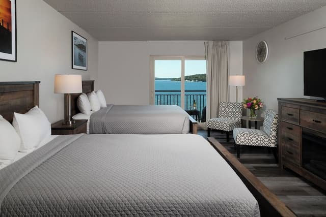 2 Queen Beds Lakeview - Upper Floor - Balcony - 3rd - 5th Floor - with unobstructed view