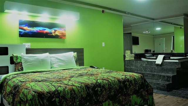 Deluxe Studio Suite, 1 King Bed, Private Bathroom