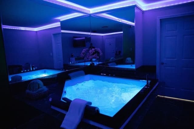 Deluxe Studio Suite, 1 King Bed, Private Bathroom