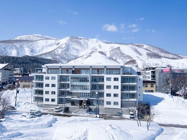 Youtei Tracks Condo 3 Bedrooms Penthouse