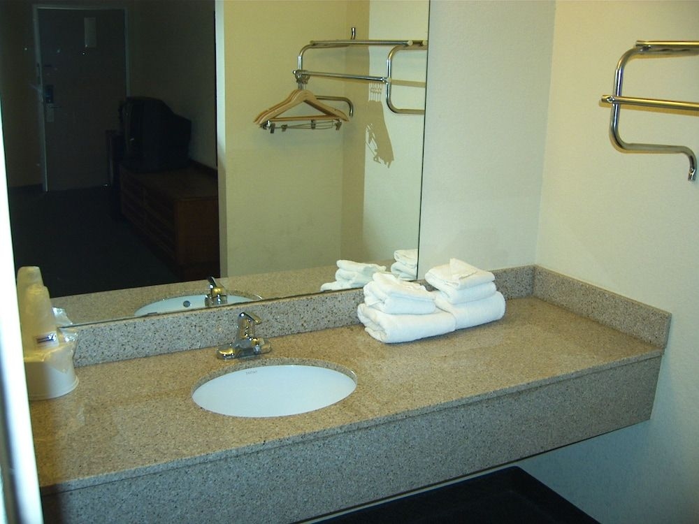 Travelers Inn and Suites Sumter3