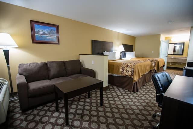 Suite, 2 Queen Beds, Non Smoking, No Pets