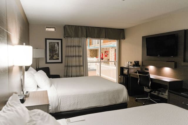 Standard Room, 2 Queen Beds, Pool View