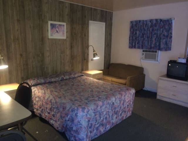 Comfort Room, 1 Queen Bed, Kitchenette