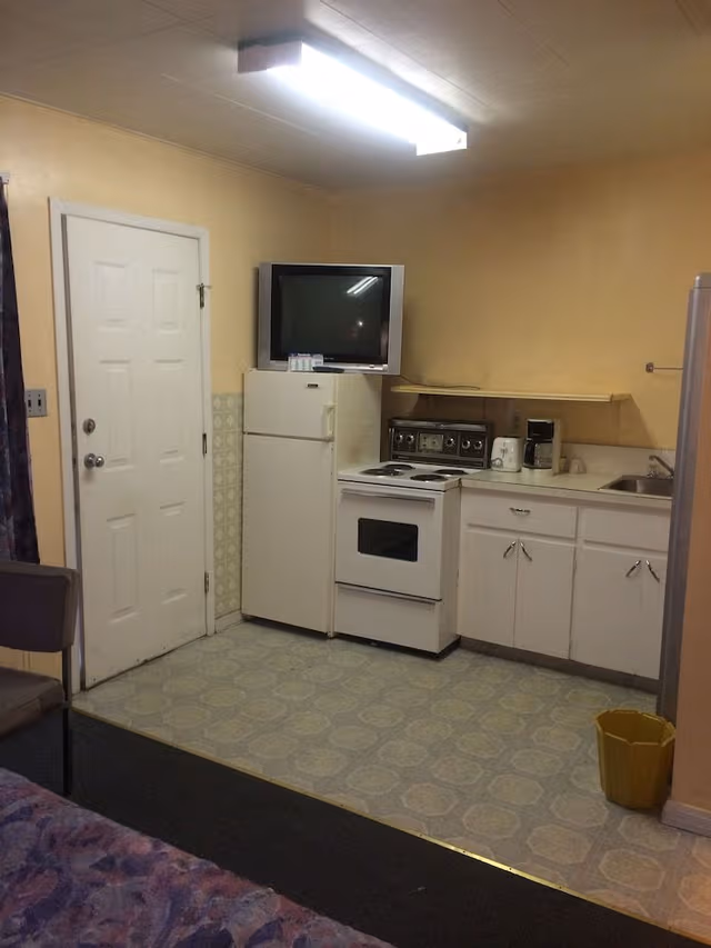 Comfort Room, 1 Queen Bed, Kitchenette