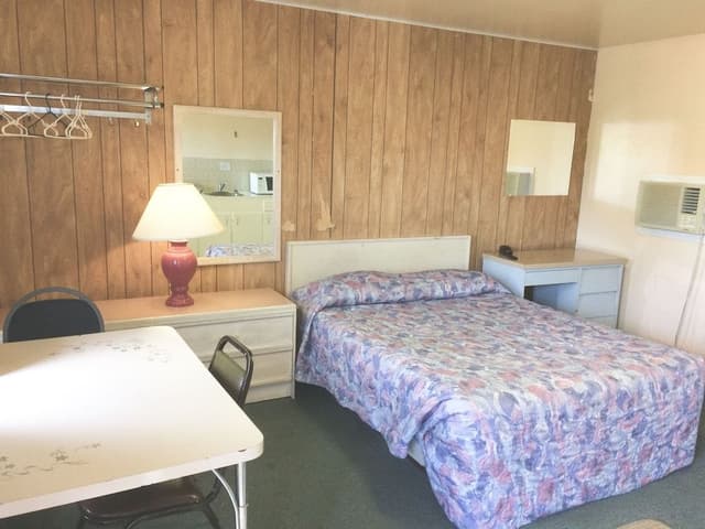 Comfort Room, 1 Queen Bed, Kitchenette