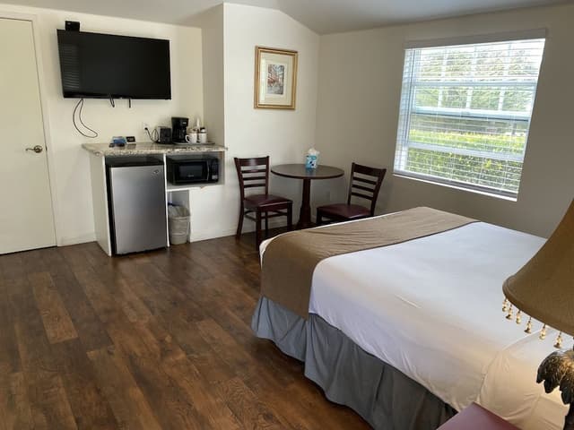Standard Room, 1 Queen Bed