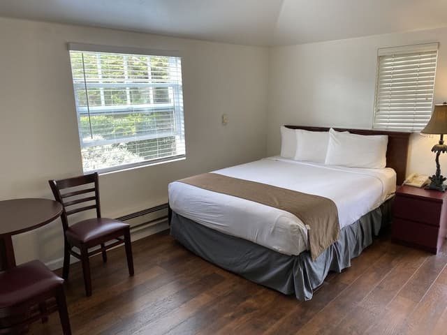 Standard Room, 1 Queen Bed