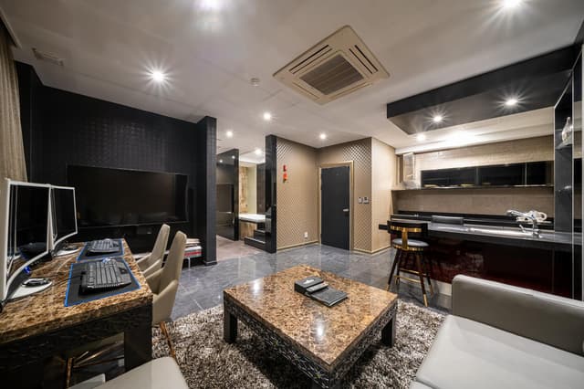 Royal Suite (Netflix, Disney+ available, gaming PC (RTX4070), 65-inch TV)