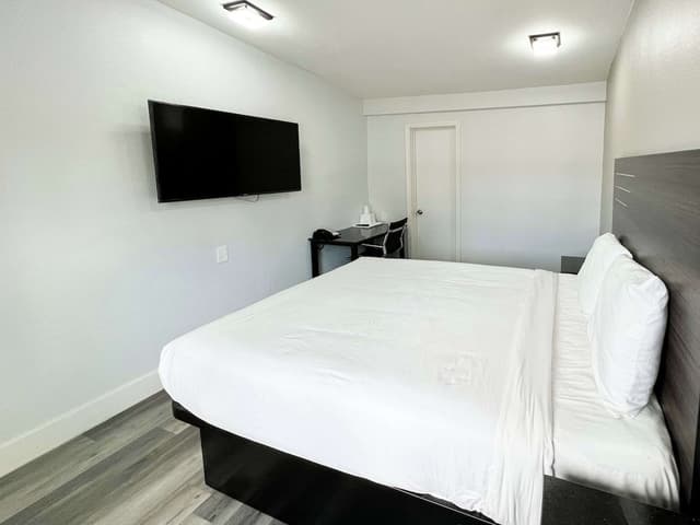 Deluxe Room, 1 Queen Bed, Accessible, Non Smoking
