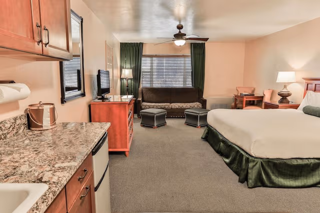Deluxe Studio Suite, 1 King Bed with Sofa bed, Kitchenette, Mountainside