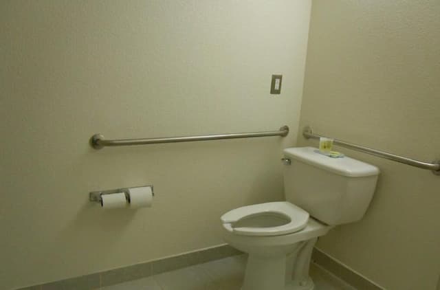 Basic Single Room, 1 King Bed, Accessible