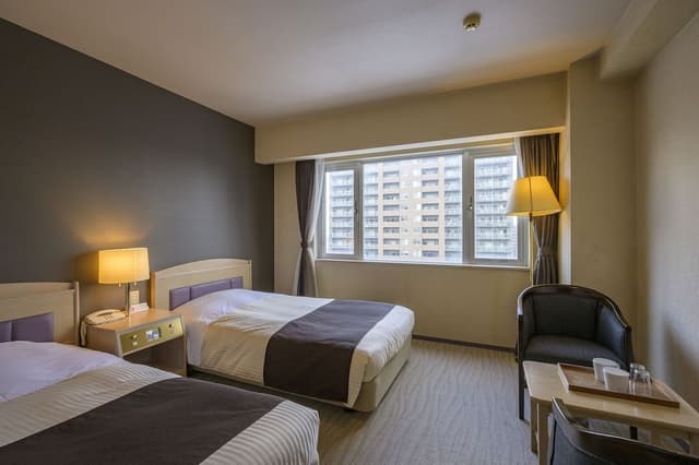 Twin Room, Smoking