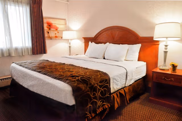 Room (Extended Stay-King Bed and Murphy Bed)