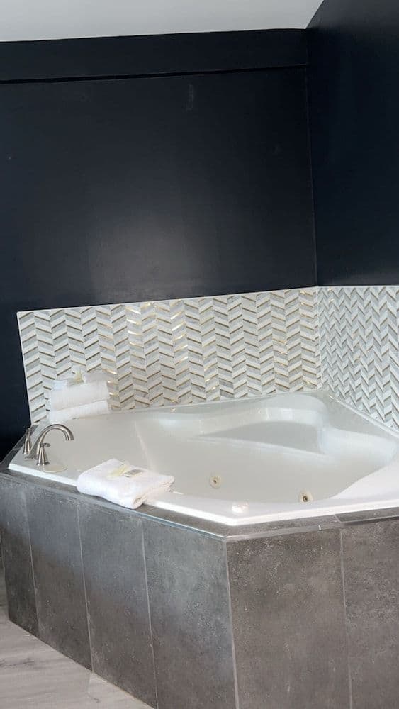 Suite Jr, 1 Lit Queen Bed, Jetted Tub - Non Smoking
