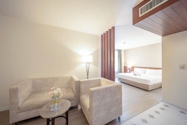 Junior Suite, 1 King Bed, Private Bathroom