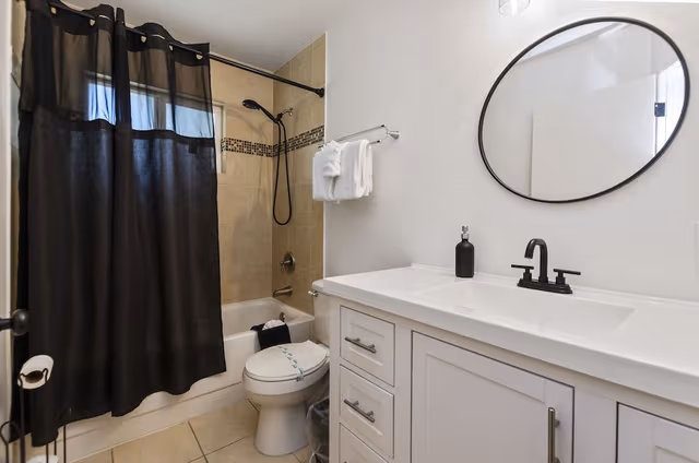 Signature Room, 1 King Bed (Wet Bar)