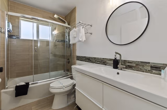 Signature Room, 1 King Bed (Wet Bar)